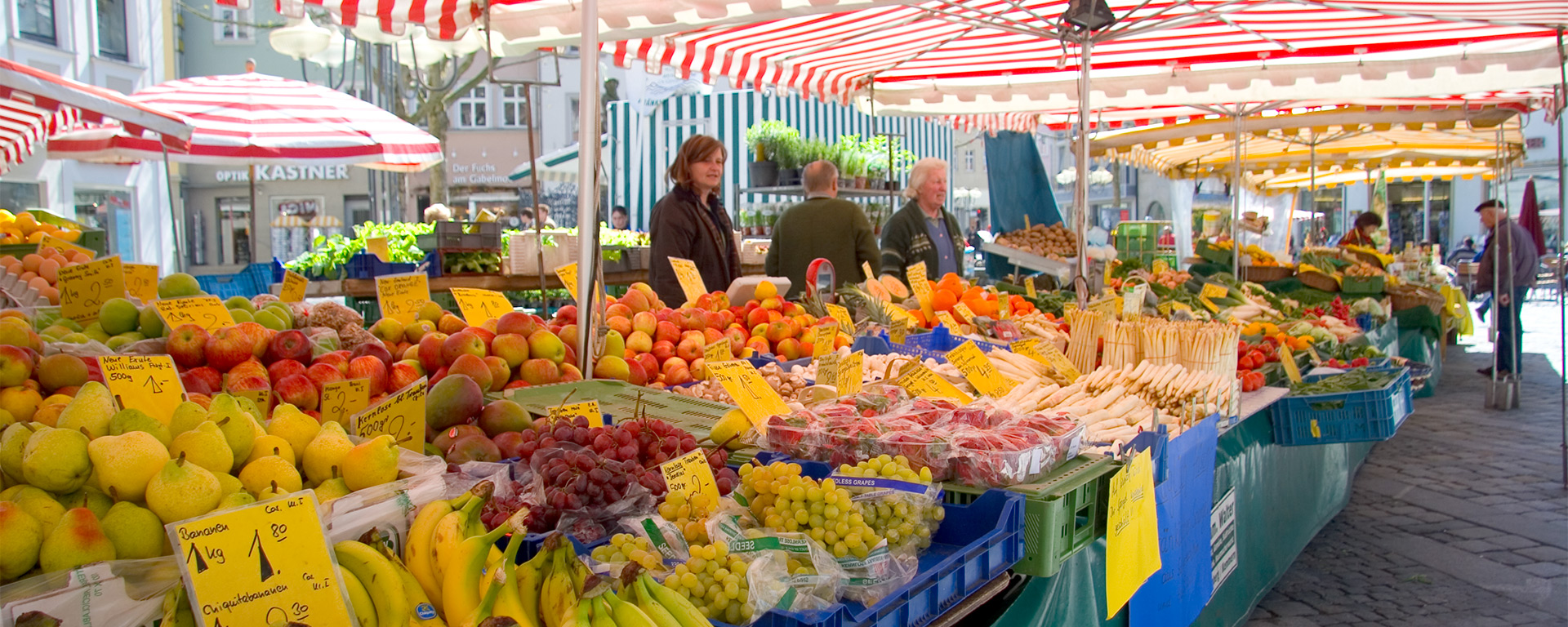 Obst- und Gemüsestand mit reichhaltigem, bunten Angebot an Früchten und Gemüsen auf dem Bamberger Markt in der Innenstadt